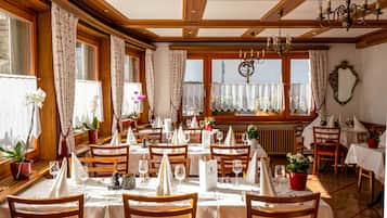2 restaurants, breakfast, lunch served; local and international cuisine