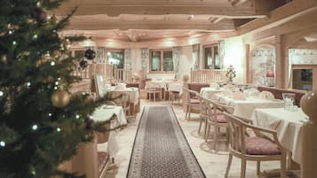2 restaurants servant le petit déjeuner, le déjeuner et le dßner