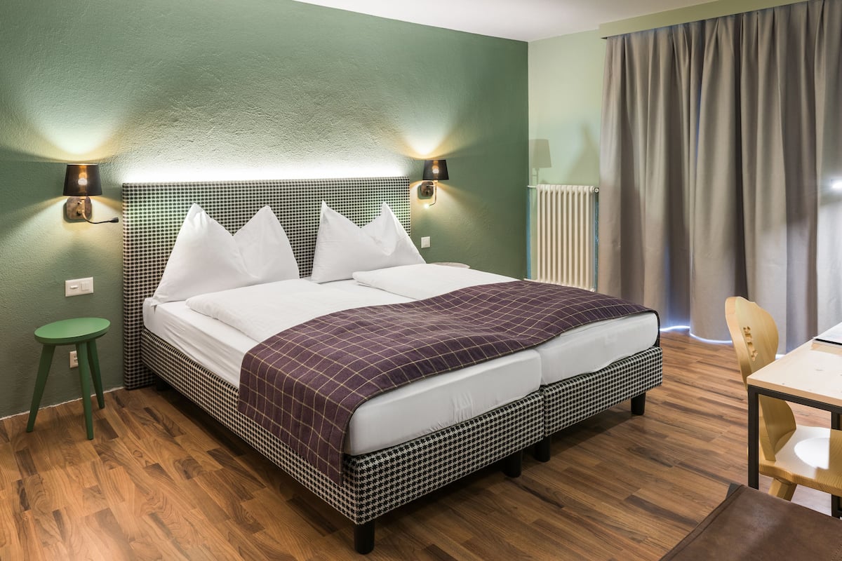 Comfort dubbelrum | Minibar, värdeförvaringsskåp på rummet, skrivbord och gratis wi-fi