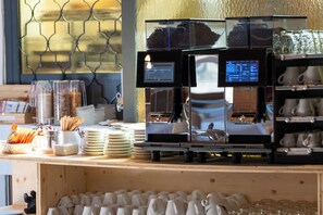 2 restaurants servant le petit déjeuner, le déjeuner et le dîner