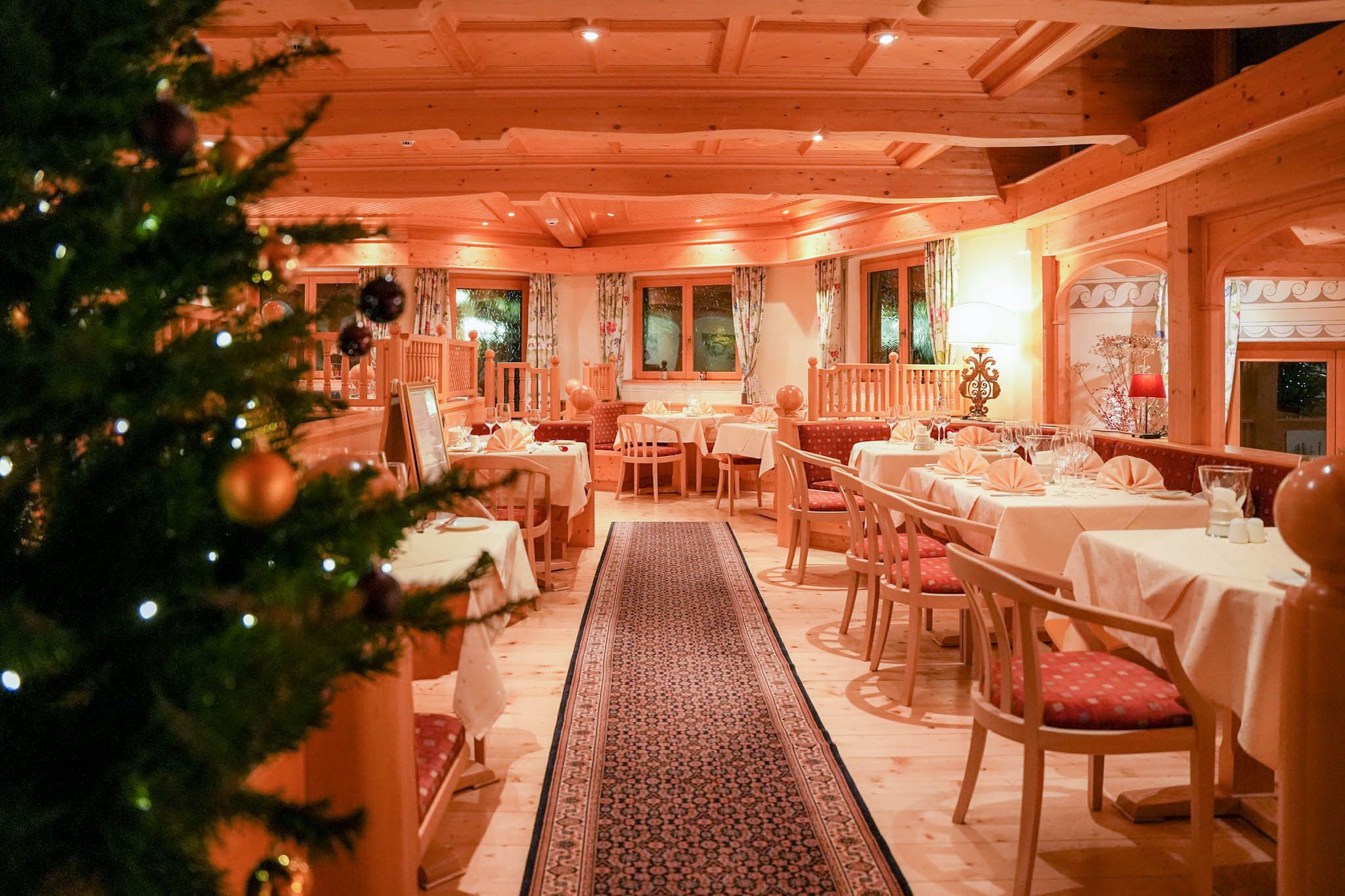 2 Restaurants, Frühstück, Mittagessen, lokale und internationale Küche