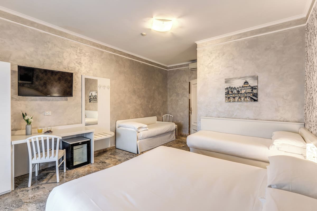 Vierbettzimmer | Minibar, Zimmersafe, Schreibtisch, kostenloses WLAN