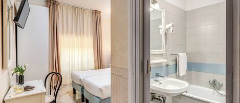 Standard dubbelrum eller tvåbäddsrum | Minibar, värdeförvaringsskåp på rummet, skrivbord och gratis wi-fi