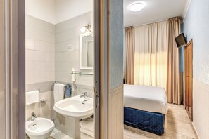 Economy Room | Bathroom | Free toiletries, hair dryer, bidet, towels