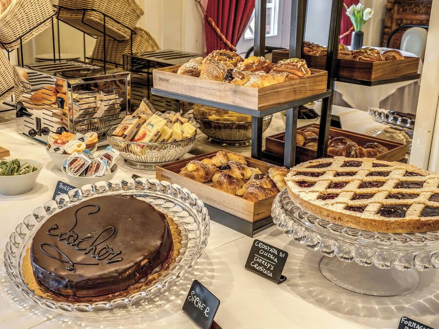 Petit déjeuner buffet (10 EUR par personne)