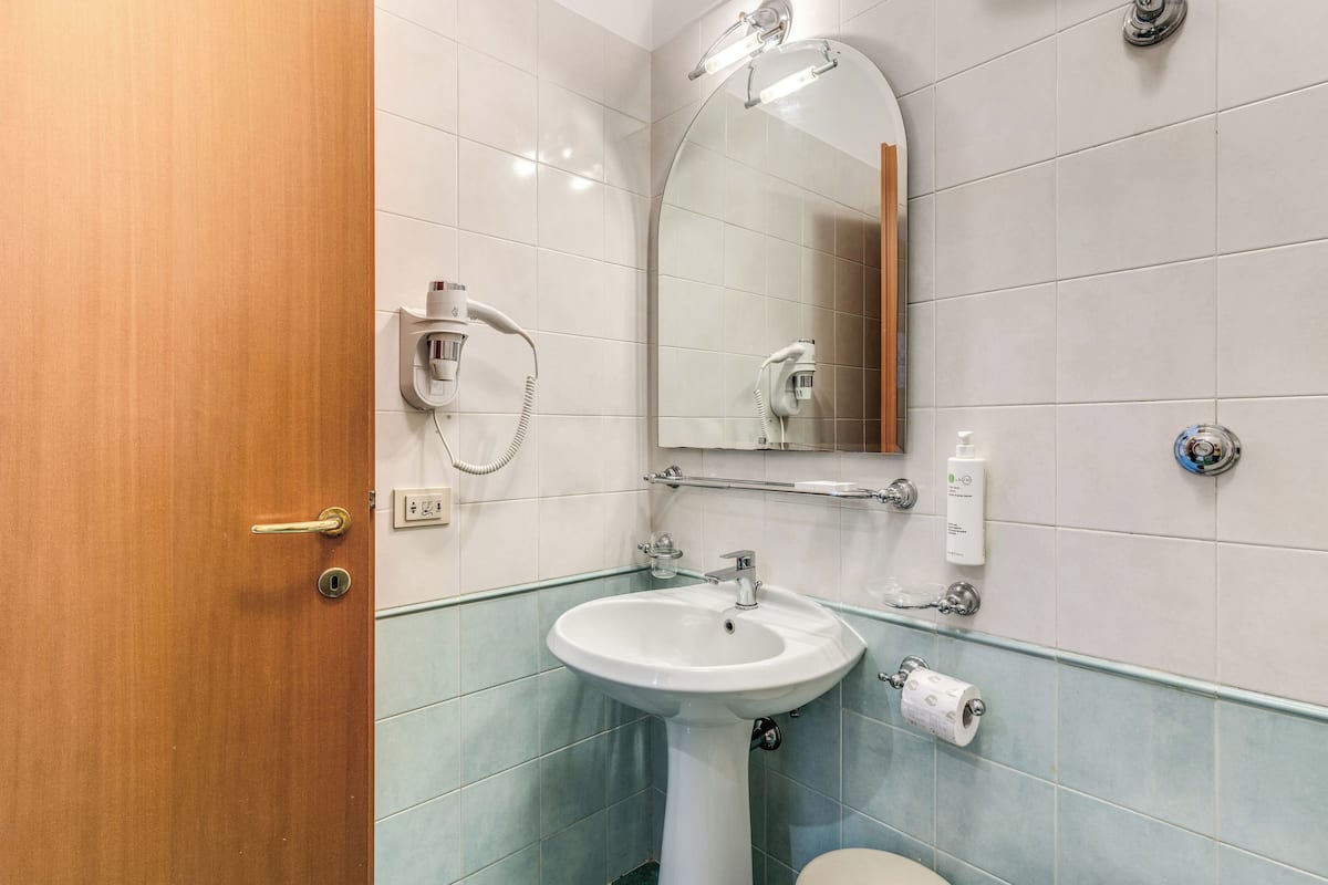 Superior-Doppel- oder -Zweibettzimmer | Badezimmer | Kostenlose Toilettenartikel, Haartrockner, Bidet, Handtücher