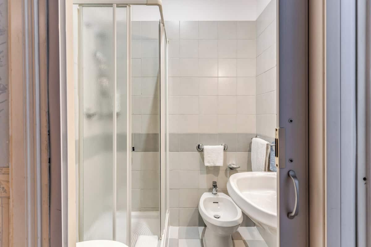 Economy-Zimmer | Badezimmer | Kostenlose Toilettenartikel, Haartrockner, Bidet, Handtücher