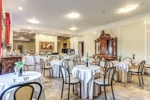 Frokostbuffé hver dag (EUR 10 per person)