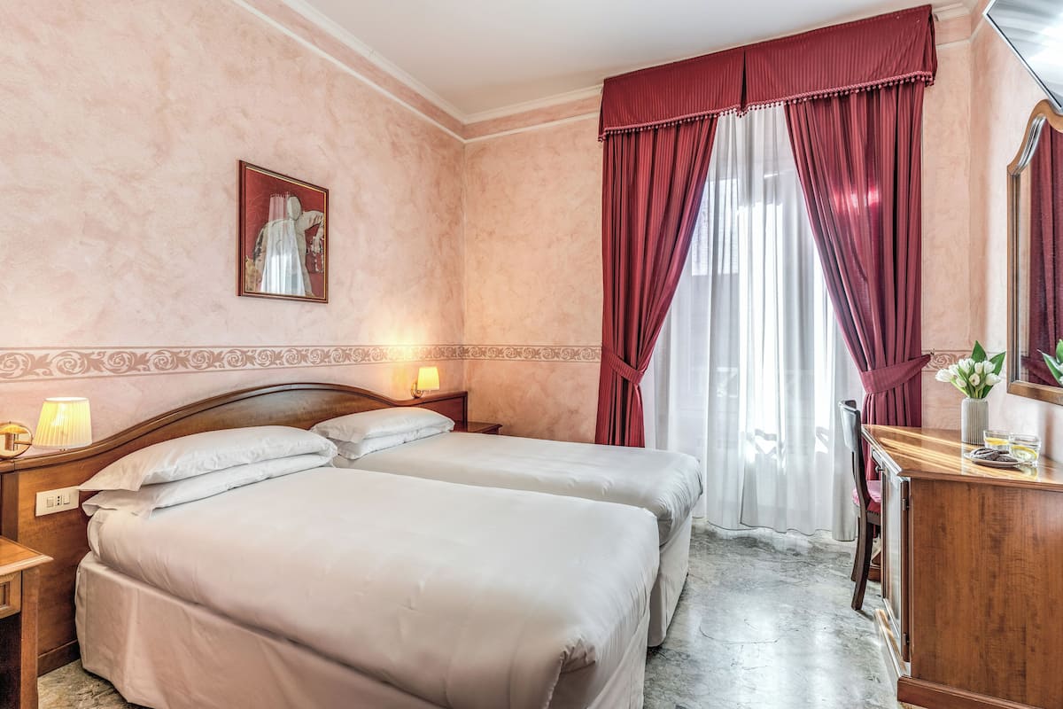 Superior-Doppel- oder -Zweibettzimmer | Minibar, Zimmersafe, Schreibtisch, kostenloses WLAN