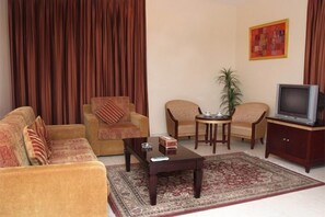 Suite junior | Sala de estar | Televisión de pantalla plana de 42 pulgadas con canales vía satélite