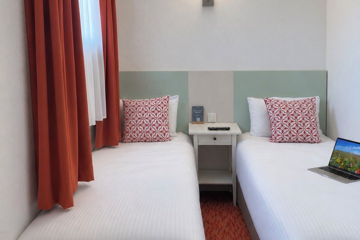 Premium bedding, desk, iron/ironing board, free cots/infant beds