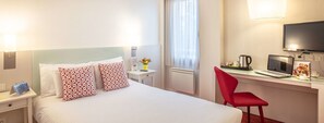 Premium bedding, desk, iron/ironing board, free cots/infant beds