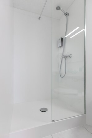 Shower, eco-friendly toiletries, hair dryer, towels - Kyriad Toulouse Blagnac Aéroport (Blagnac)