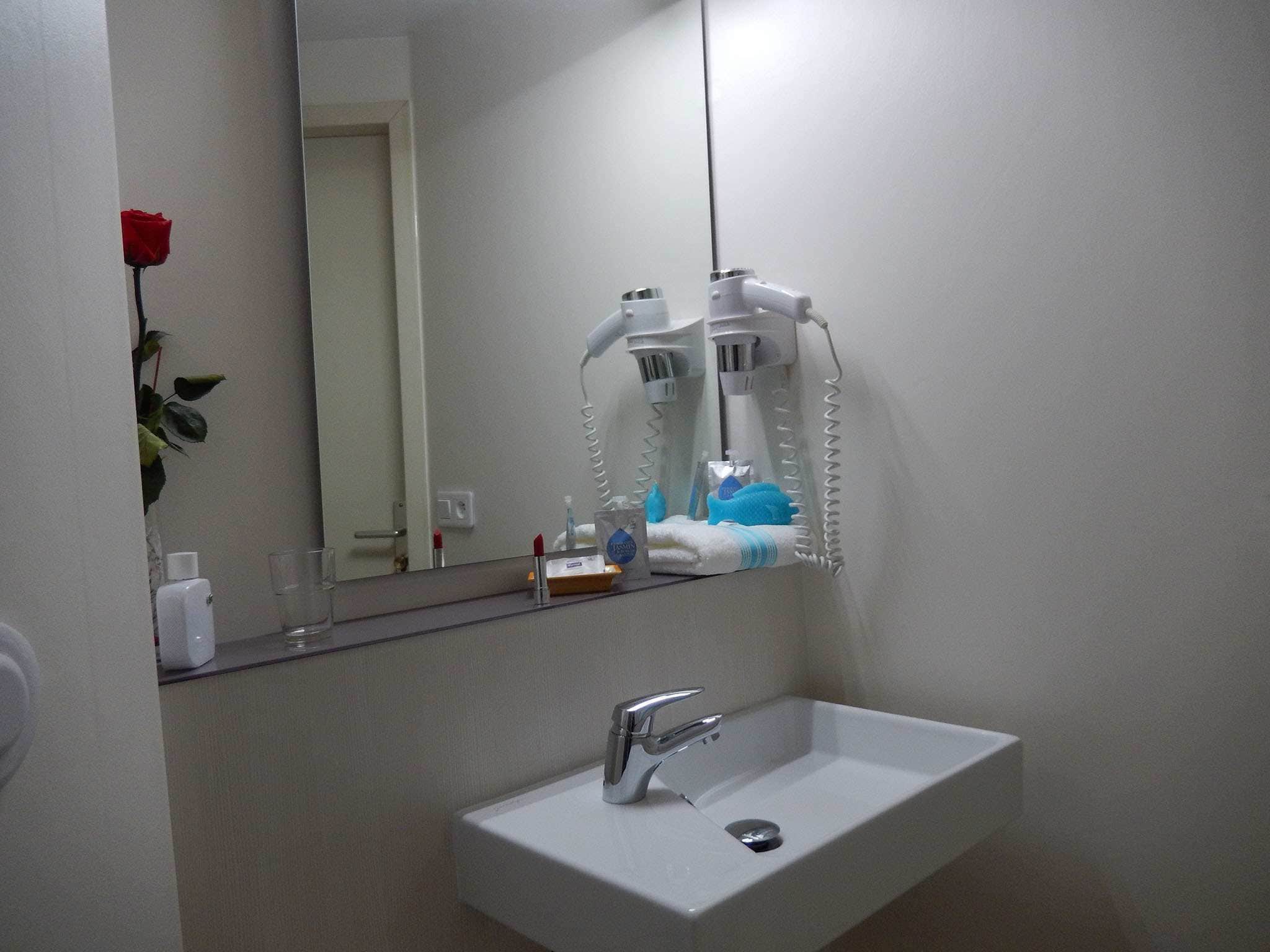 standard room, 1 double bed | bathroom | shower, eco-friendly toiletries, hair dryer, towels