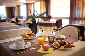Buffet breakfast on weekdays (EUR 12.9 per person)