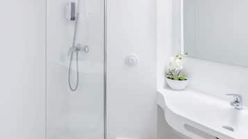 Een douche, milieuvriendelijke toiletartikelen, een haardroger