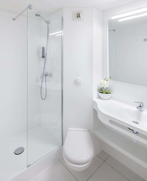 Een douche, milieuvriendelijke toiletartikelen, een haardroger