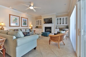 Iron/ironing board, free WiFi, bed sheets - Tortuga Inn Beach Resort (Bradenton Beach)
