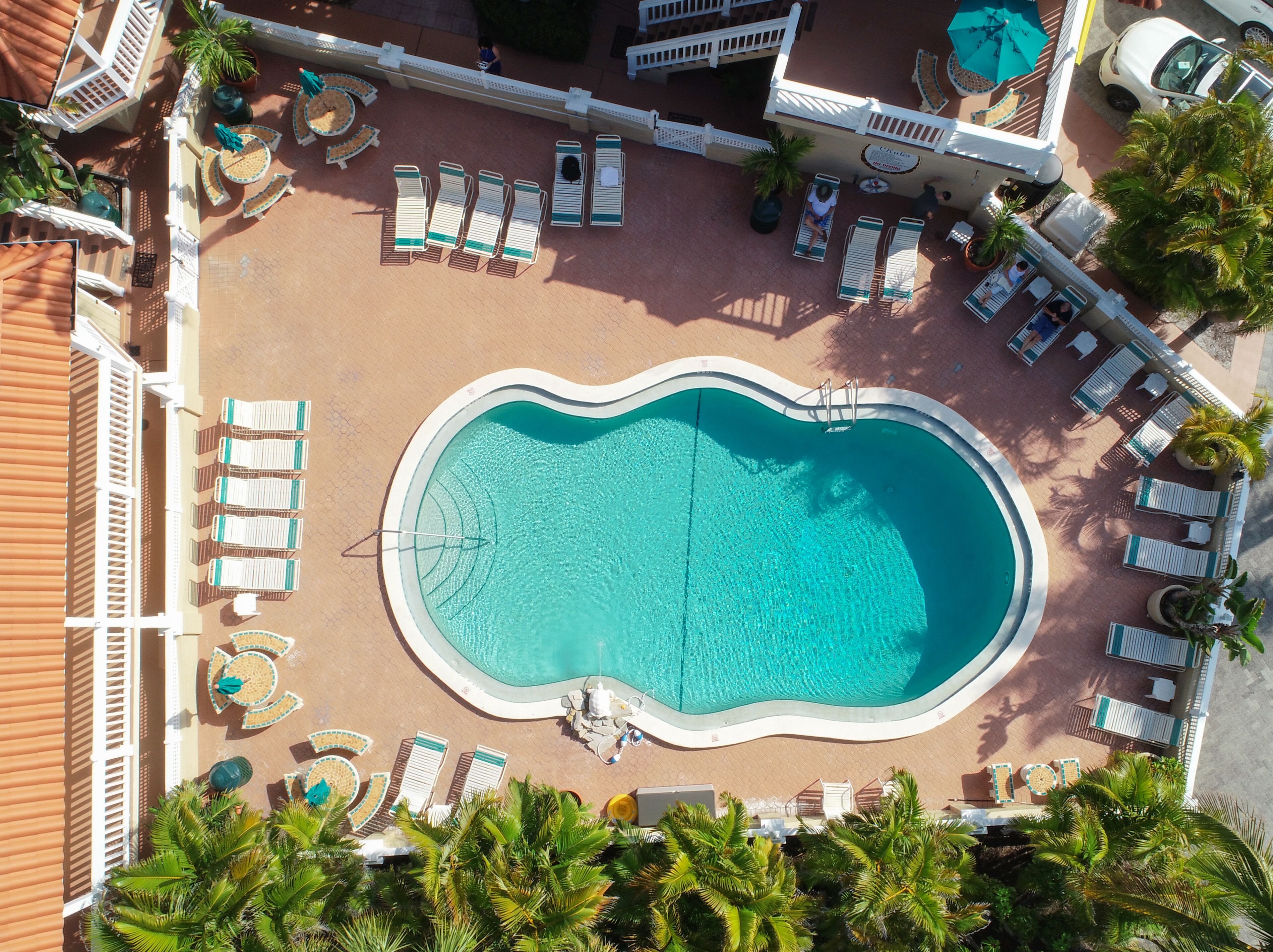 2 outdoor pools, pool loungers