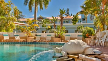 2 outdoor pools, pool loungers