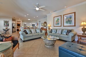 Living area - Tortuga Inn Beach Resort (Bradenton Beach)
