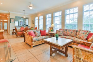 Living area - Tortuga Inn Beach Resort (Bradenton Beach)