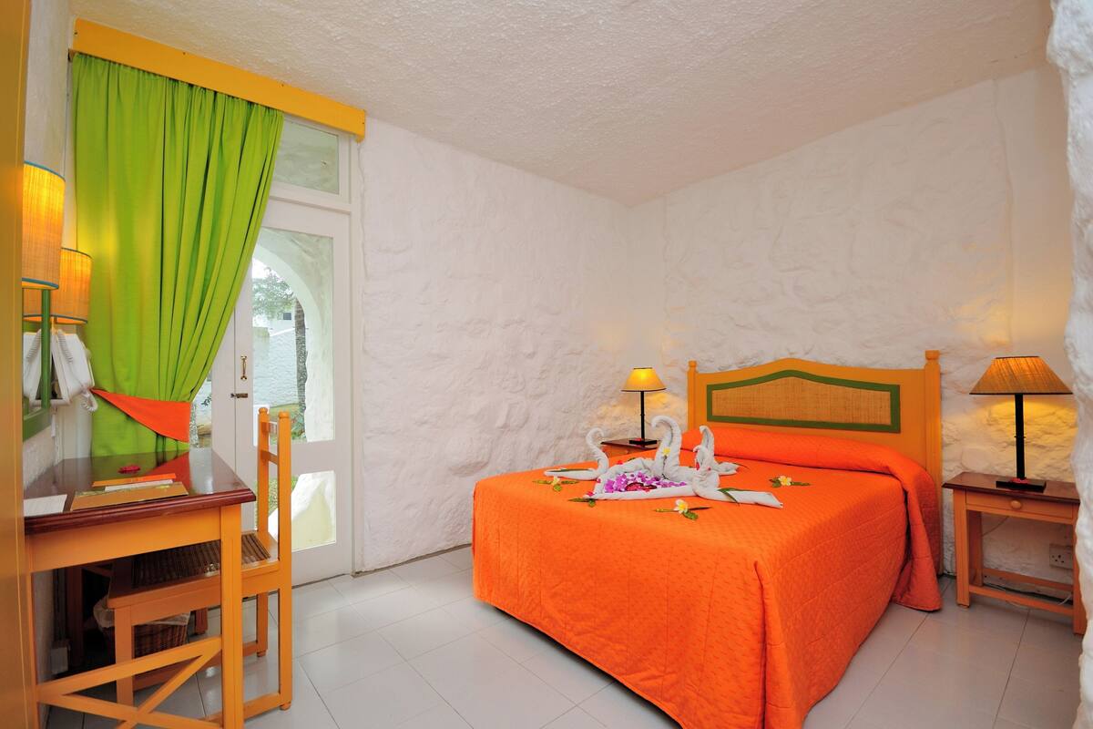 Roupas de cama antialérgicas, frigobar, cofres nos quartos