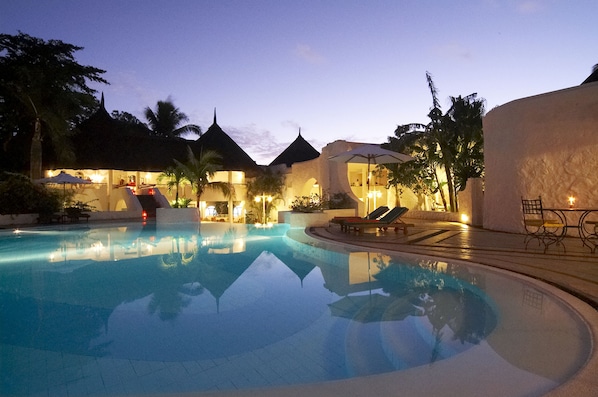 Außenpool, Sonnenschirme, Liegestühle