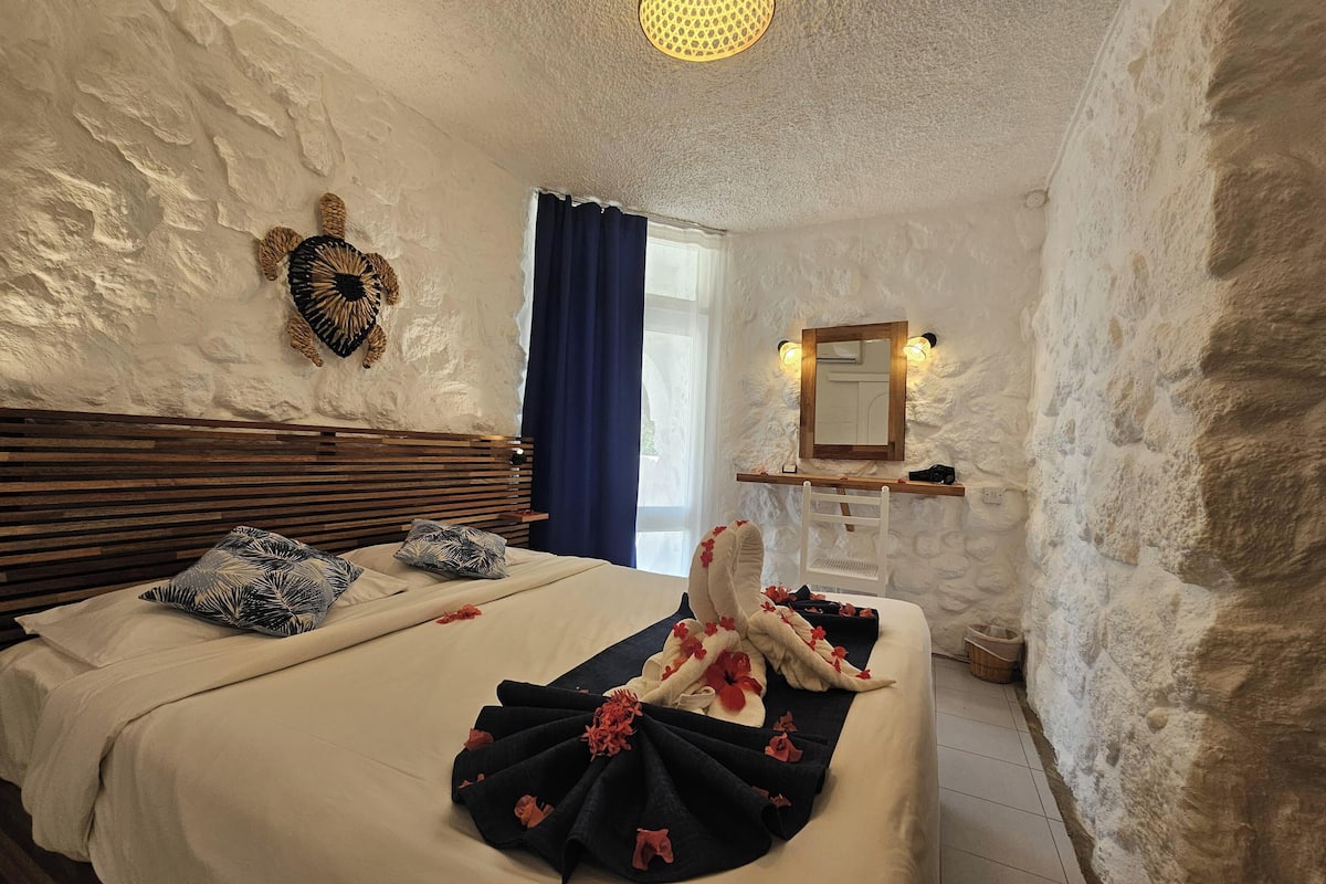 Bungalow | Hypo-allergenic bedding, minibar, in-room safe, cots/infant beds