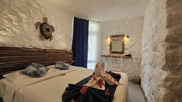 Bungalow | Hypo-allergenic bedding, minibar, in-room safe, cots/infant beds