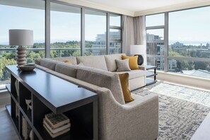 Flat-screen TV - Victoria Marriott Inner Harbour (Victoria)