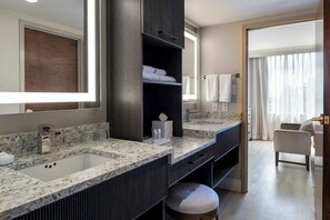 Kombinasi shower/bathtub dan perlengkapan mandi desainer