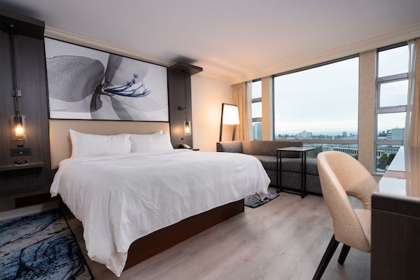 Ropa de cama de alta calidad, caja fuerte, escritorio y cortinas opacas