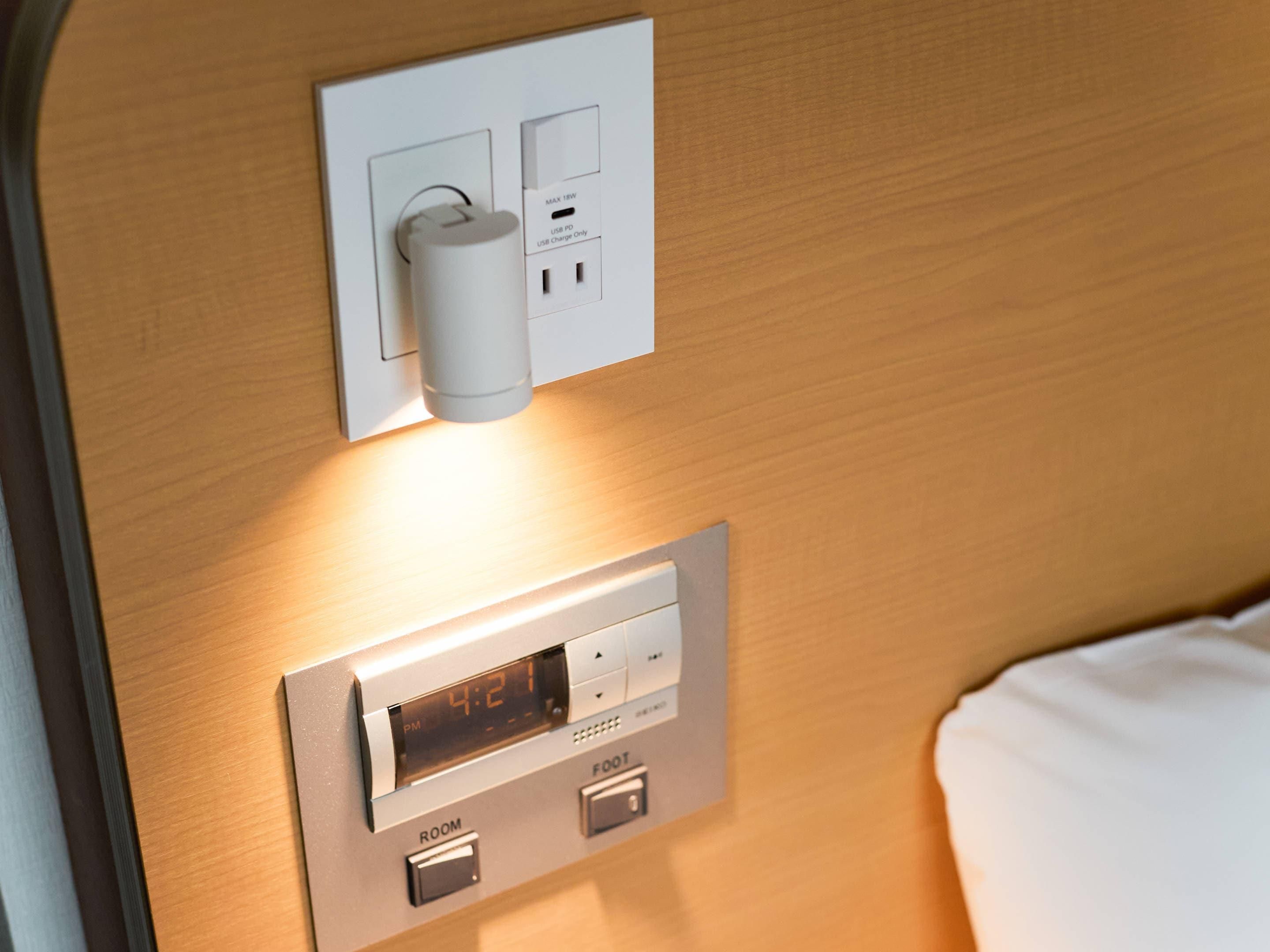 A control panel with a digital clock displaying 4:21 PM, a USB charging port, and a foot switch.