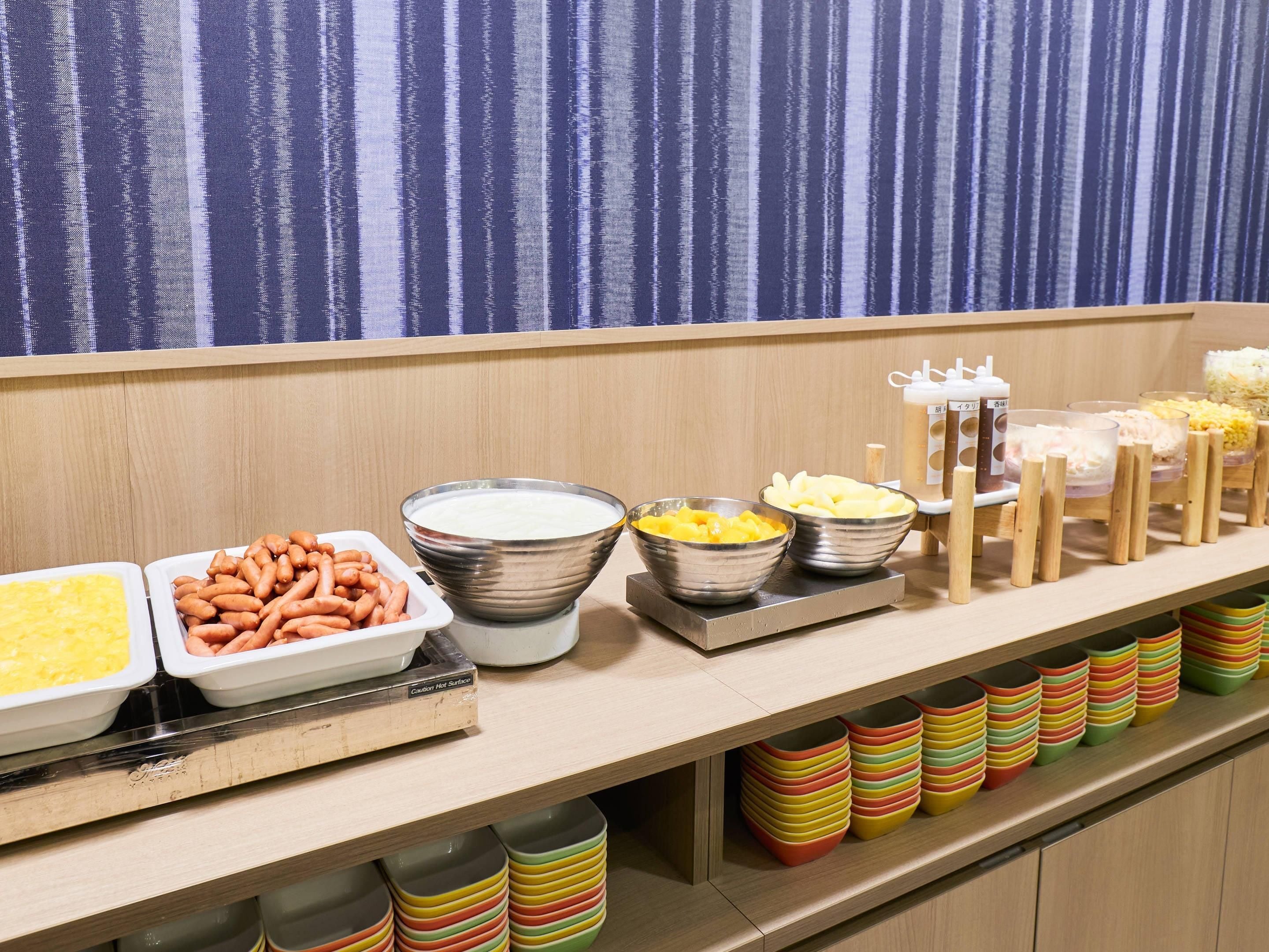 Een buffettafel met diverse gerechten en bakken.