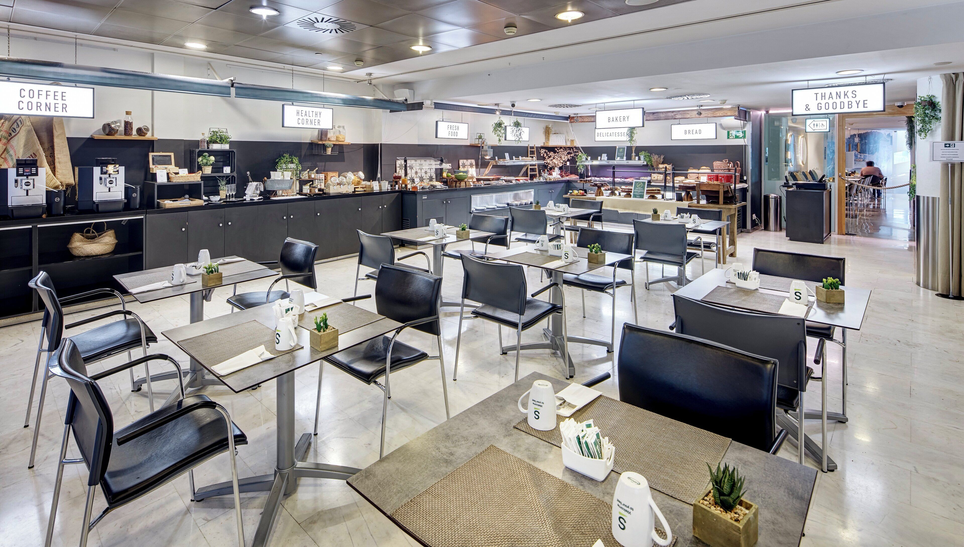 每日供應自助早餐 (每人 EUR18)