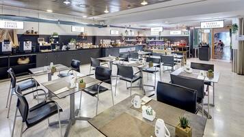 Desayuno buffet diario (EUR 18 por persona)