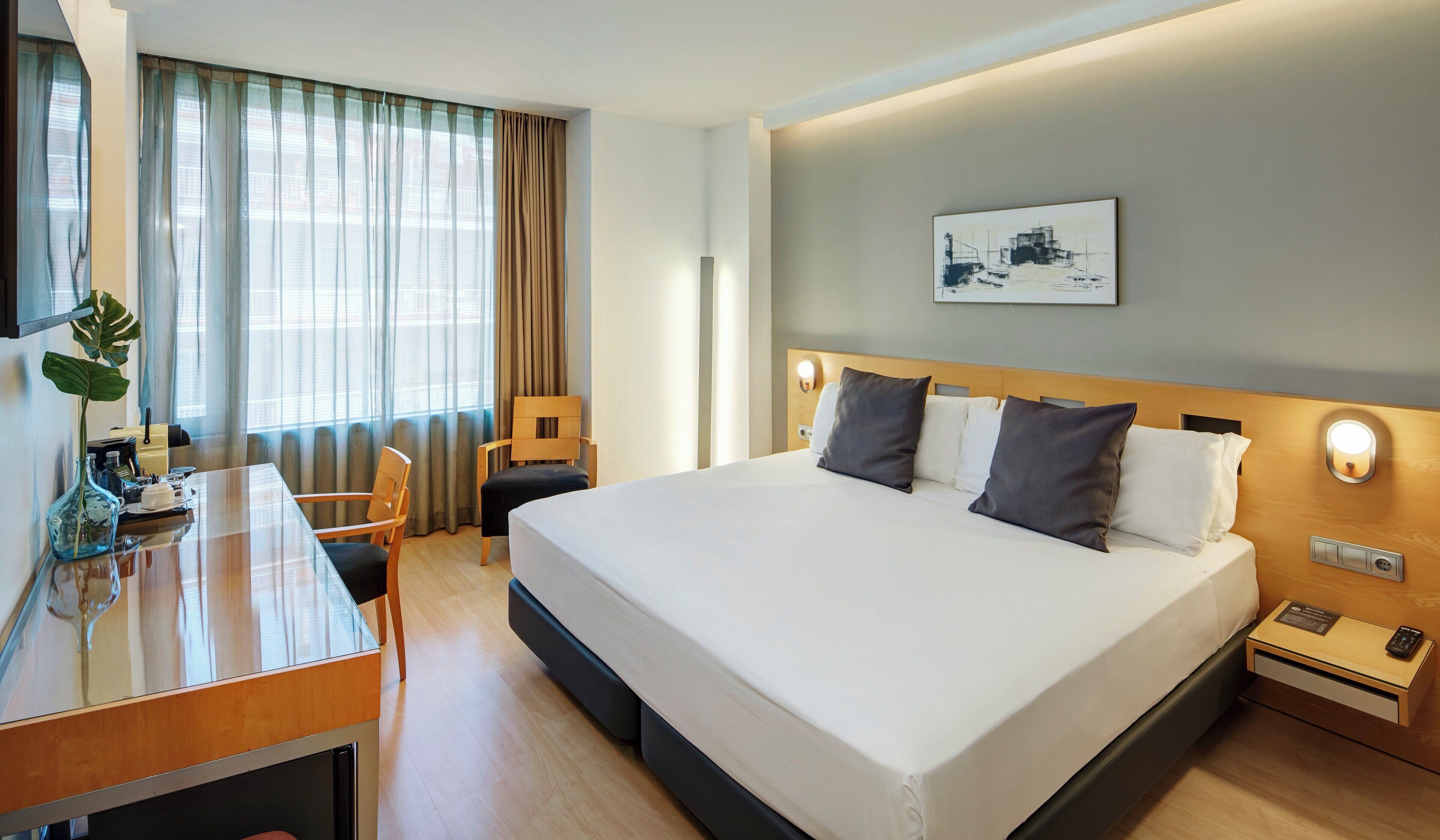 Superior kamer | Een minibar, een kluis op de kamer, een bureau, geluiddichte muren