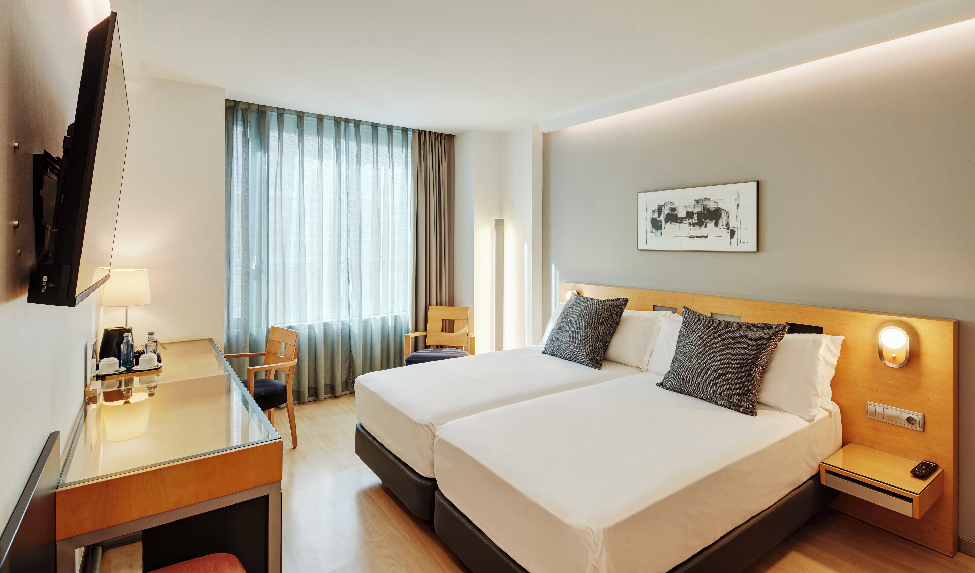 Klassieke Twin kamer | Een minibar, een kluis op de kamer, een bureau, geluiddichte muren