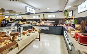 Se ofrece un desayuno bufé todos los días (por un coste adicional)