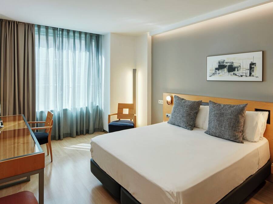 Classic Double Room | Minibar, in-room safe, desk, soundproofing