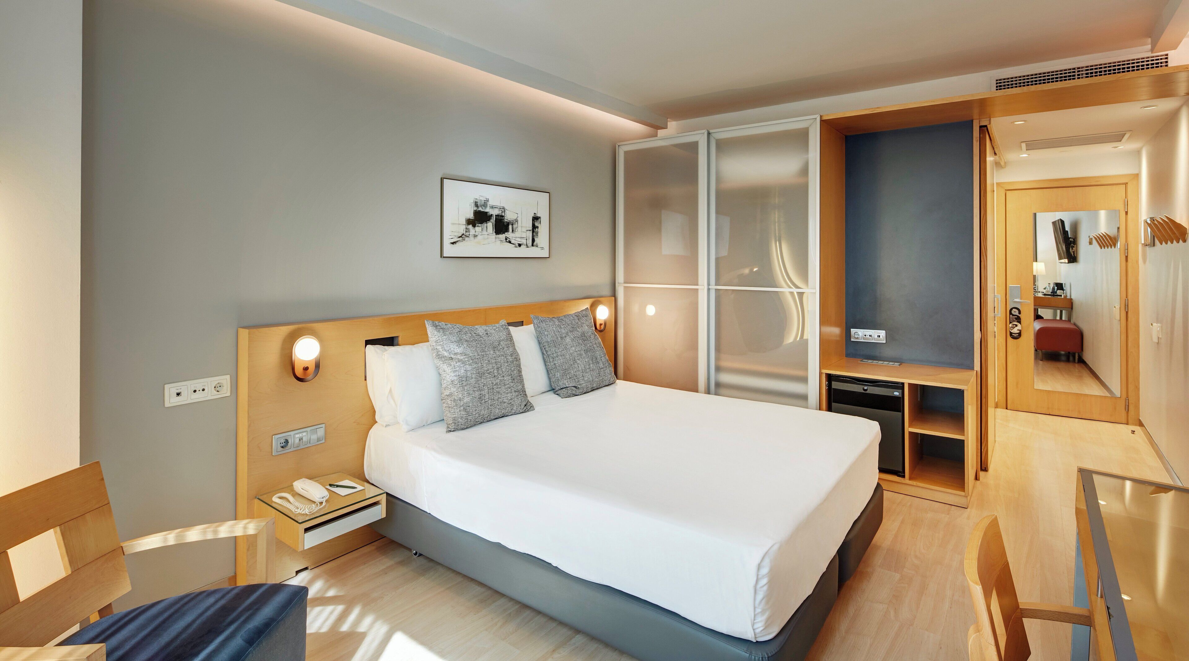 classic double room | minibar, in-room safe, desk, soundproofing