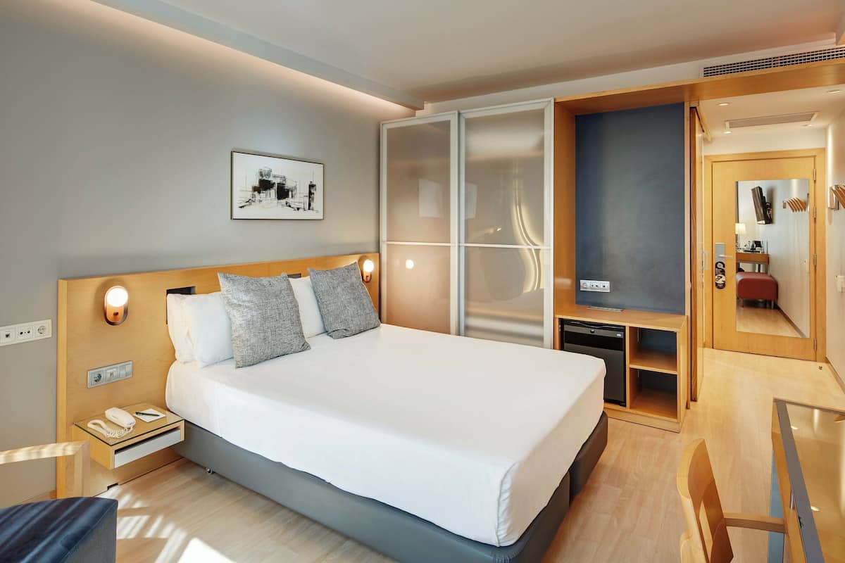 Habitación básica | Minibar, caja de seguridad en la habitación y escritorio