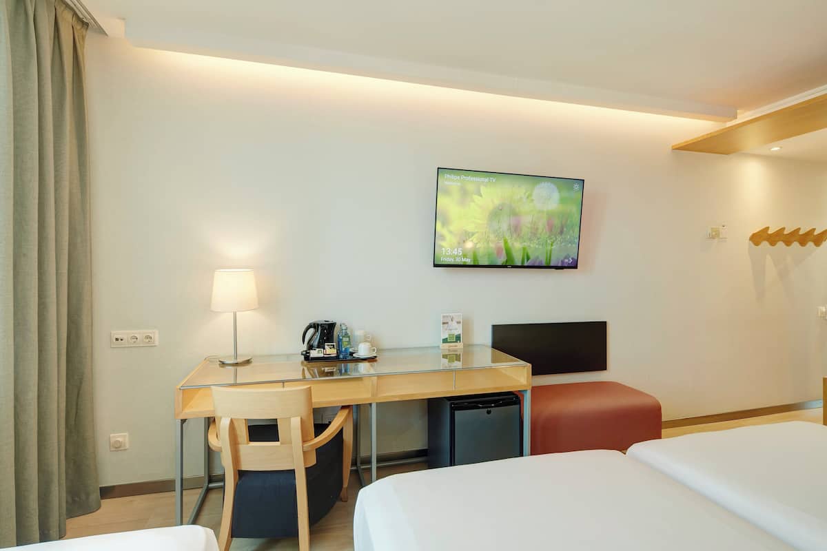 Classic Twin Room | Minibar, in-room safe, desk, soundproofing