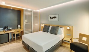 Habitación básica | Minibar, caja fuerte, escritorio y sistema de insonorización