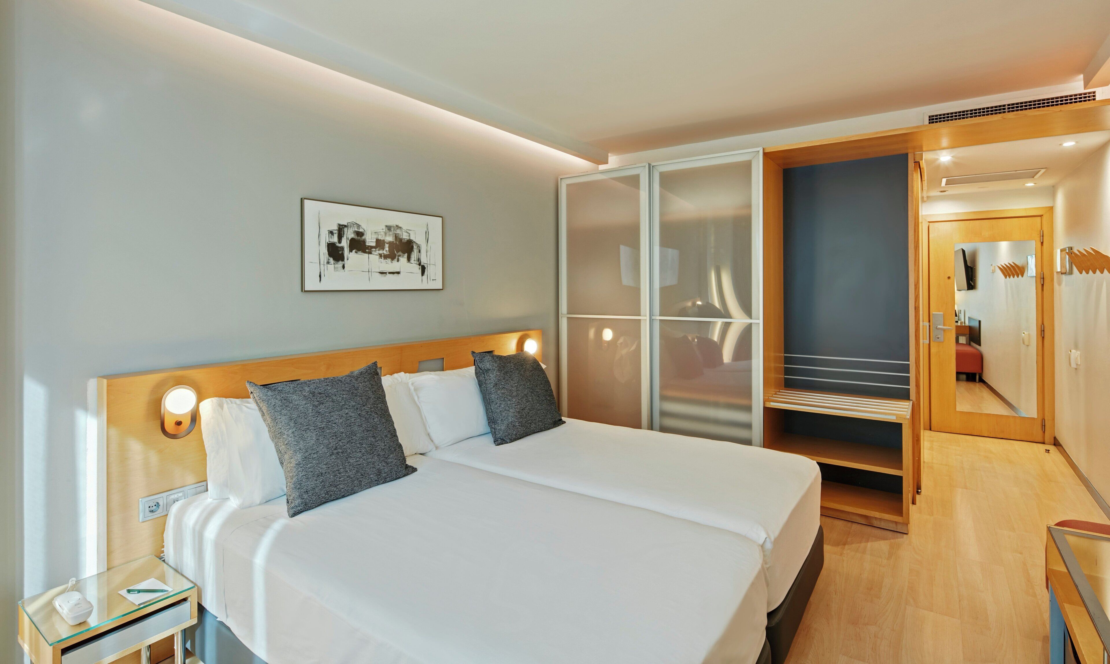 Minibar, caja de seguridad en la habitación y escritorio 
