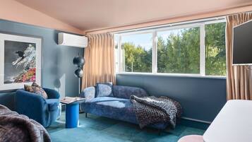 Oasis Rooms | Free minibar, desk, soundproofing, iron/ironing board