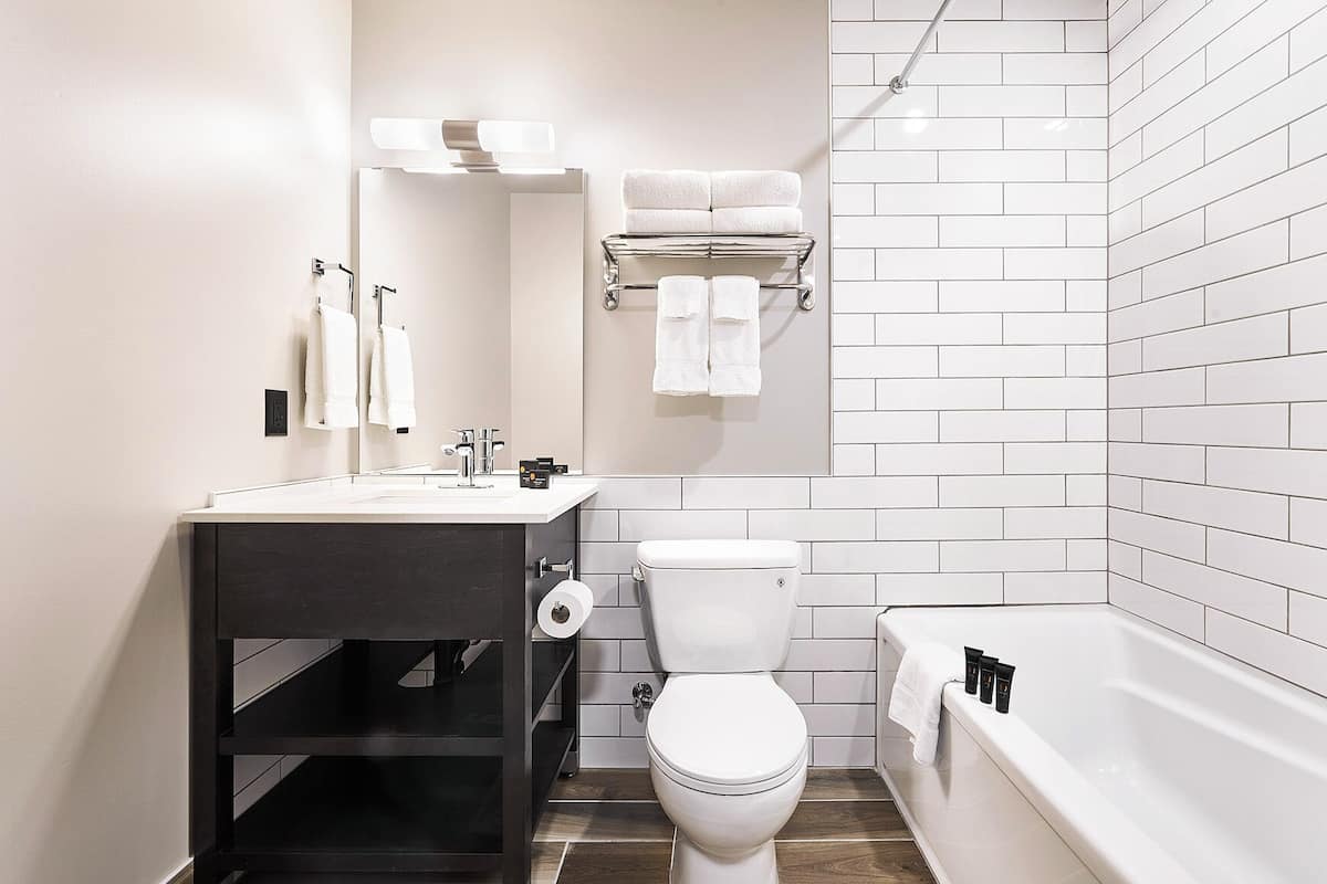 comfort room, 1 king bed (no view) | bathroom | free toiletries, hair dryer, towels