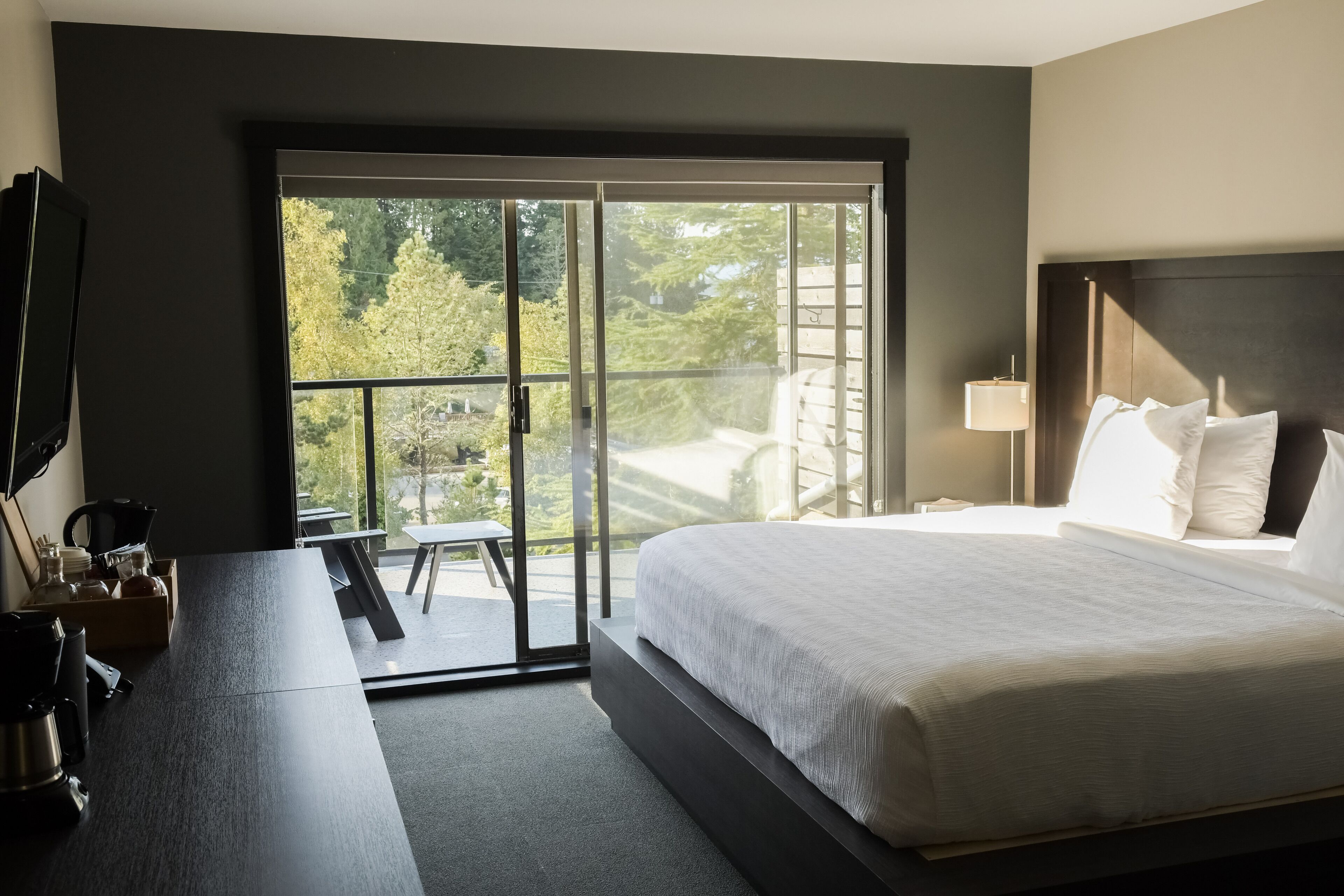 deluxe room | 1 bedroom, pillow-top beds, desk, iron/ironing board