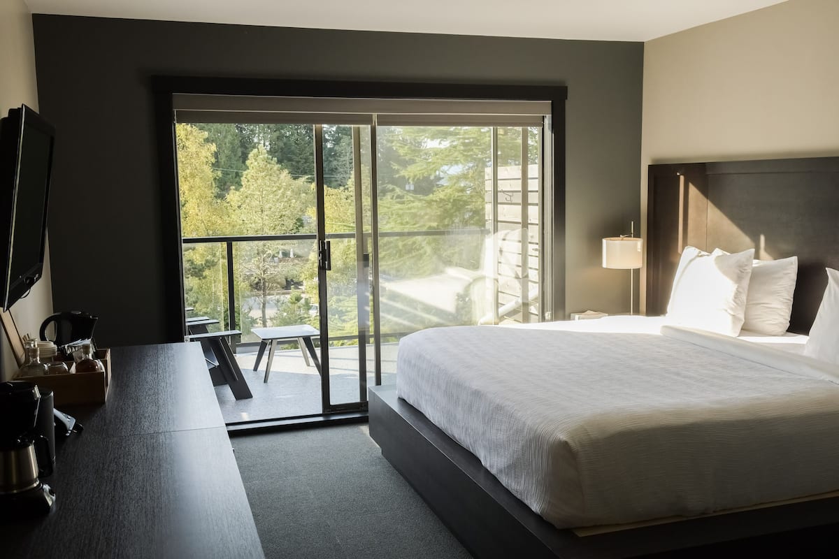 deluxe room | 1 bedroom, pillow-top beds, desk, iron/ironing board